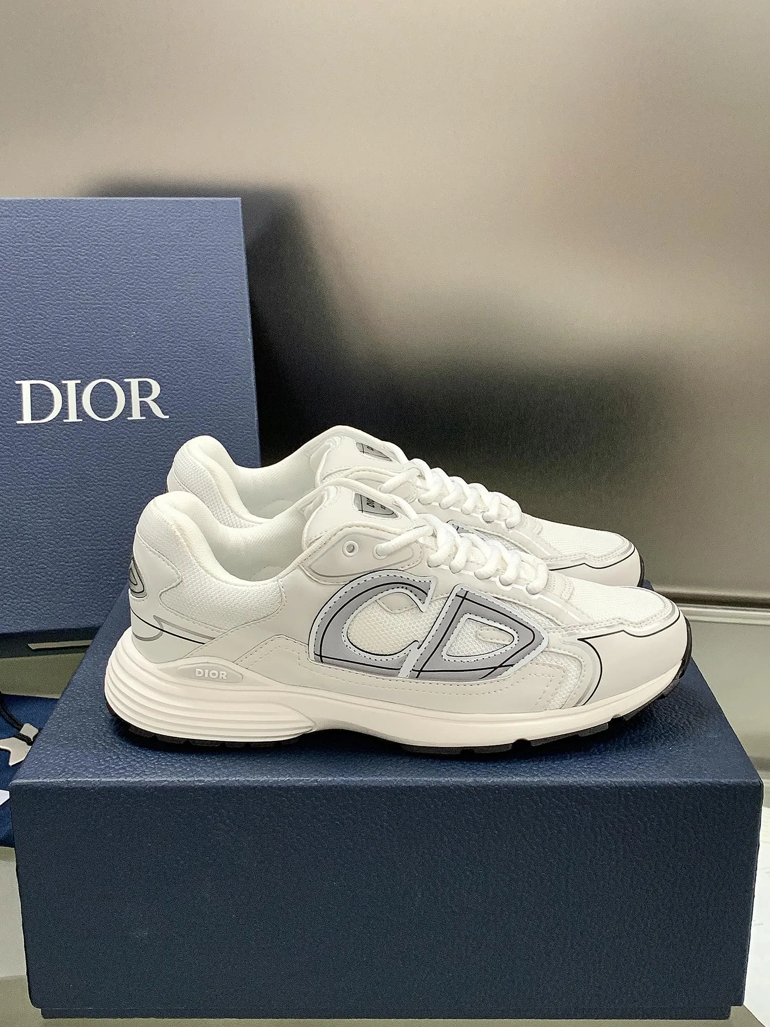 👟👟Ex-factory price 660👟👟 Newly upgraded Dior B30 series dad sneakers. New B30 sneakers. Dad Shoes style shoes that follow the trend of the retro market. The Dior logo on the tongue also indicates that this pair of shoes is the B30 model! B30 uses fine-textured leather and mesh cloth materials to form a shoe body. There are conspicuous letters CD on both sides of the shoe body to indicate identity. Many lines on the shoe body outline details to make the shoes look less monotonous and full of retro flavor. The delivery counter is exquisitely packaged🛍📦 ▪️Fabric: Original customized technical fabric + mesh ▪️Inner lining: Customized breathable lining ▪️Outsole: IP+TPU outsole ▪️Sole thickness: 3.5CM ▪️Size: Women’s size 35-40 / Men’s size 39-45